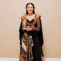 Tampil di AMI Awards ke-25, Yura tampil elegan berbalut kebaya hitam yang dimodifikasi menjadi gaun. Busana karya Ayung Berinda ini dipadukan dengan kain batik yang dijadikan aksen pada bagian bahu dan depan. Aksesori bernuansa emas melengkapi kecantikan Indonesia seorang Yura Yunita. Foto: Instagram/@yurayunita