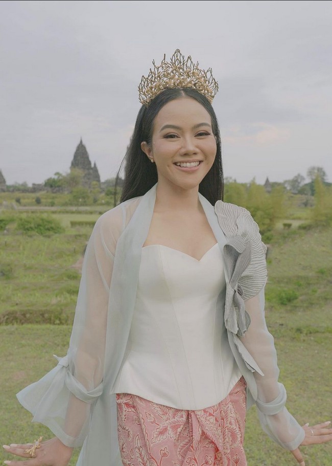 Memakai padu padan busana bustier, cardigan dan kain batik dari tiga brand fashion berbeda yakni Maison Baaz Couture, Studio Jeje dan Oscar Lawalata Culture. Penampilan Yura Yunita makin cantik mempesona. Foto: Instagram/@yurayunita