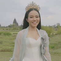 Memakai padu padan busana bustier, cardigan dan kain batik dari tiga brand fashion berbeda yakni Maison Baaz Couture, Studio Jeje dan Oscar Lawalata Culture. Penampilan Yura Yunita makin cantik mempesona. Foto: Instagram/@yurayunita