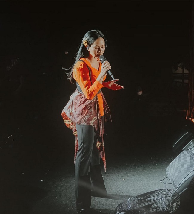 Kebaya, celana dan kain sebagai aksen. Perpaduan unik dan ciri khas Yura Yunita di panggung. Foto: Instagram/@yurayunita