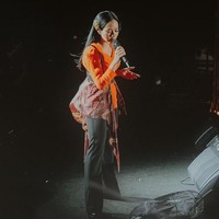 Kebaya, celana dan kain sebagai aksen. Perpaduan unik dan ciri khas Yura Yunita di panggung. Foto: Instagram/@yurayunita