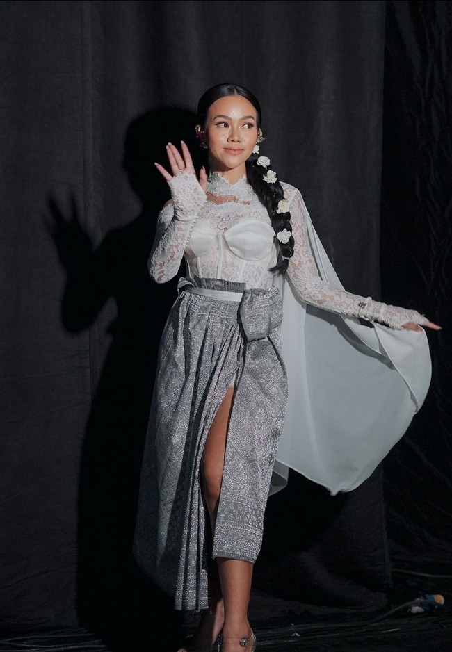 Kebaya dengan bustier dan kain kembali jadi pilihan Yura Yunita untuk tampil glamor. Kali ini dia mengenakan busana bernuansa monokrom abu-abu dan silver. Foto: Instagram/@yurayunita