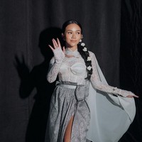 Kebaya dengan bustier dan kain kembali jadi pilihan Yura Yunita untuk tampil glamor. Kali ini dia mengenakan busana bernuansa monokrom abu-abu dan silver. Foto: Instagram/@yurayunita