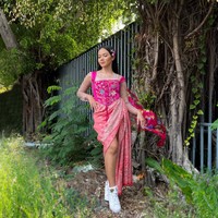 Kebaya pun bisa tampil playful dan girlie jika Yura Yunita yang memakainya. Penyanyi jebolan Indonesian Idol ini memadukan blouse tanpa lengan warna fuchsia berhias bordir dengan dalaman transparan dan kain batik bernuansa pink. Sneakers memberi kesan sporty dan casual pada kebaya. Foto: Instagram/@yurayunita