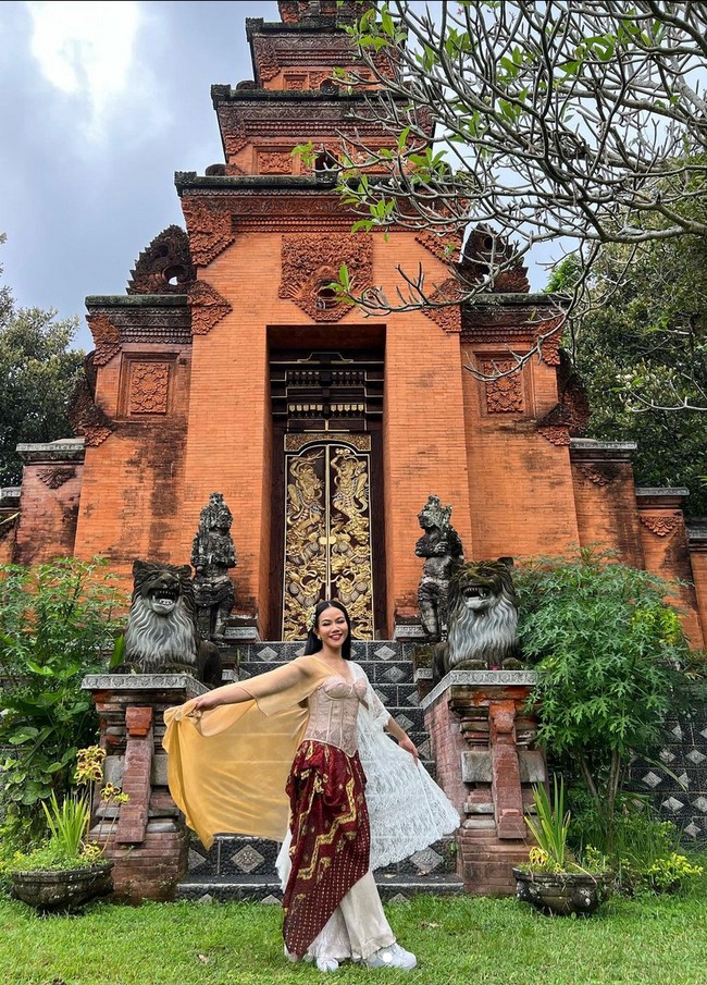 Yura Yunita selalu mengangkat busana dan kain tradisional dalam setiap penampilannya. Salah satunya kebaya yang dimodifikasi sehingga tampak lebih modern. Foto: Instagram/@yurayunita