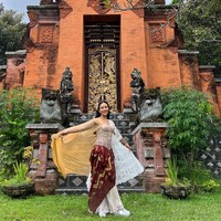 Yura Yunita selalu mengangkat busana dan kain tradisional dalam setiap penampilannya. Salah satunya kebaya yang dimodifikasi sehingga tampak lebih modern. Foto: Instagram/@yurayunita