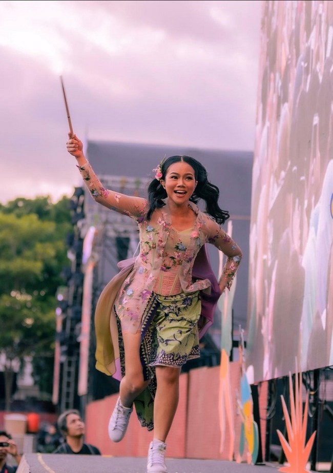 Gaya eklektik nan unik membuat aksi panggung Yura Yunita makin atraktif. Kali ini wanita 31 tahun itu memadukan kebaya organza motif bunga dari koleksi Ayung Berinda dipadukan bustier dan kain batik yang ditara asimetris. Foto: Instagram/@yurayunita