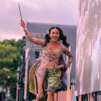 Gaya eklektik nan unik membuat aksi panggung Yura Yunita makin atraktif. Kali ini wanita 31 tahun itu memadukan kebaya organza motif bunga dari koleksi Ayung Berinda dipadukan bustier dan kain batik yang ditara asimetris. Foto: Instagram/@yurayunita