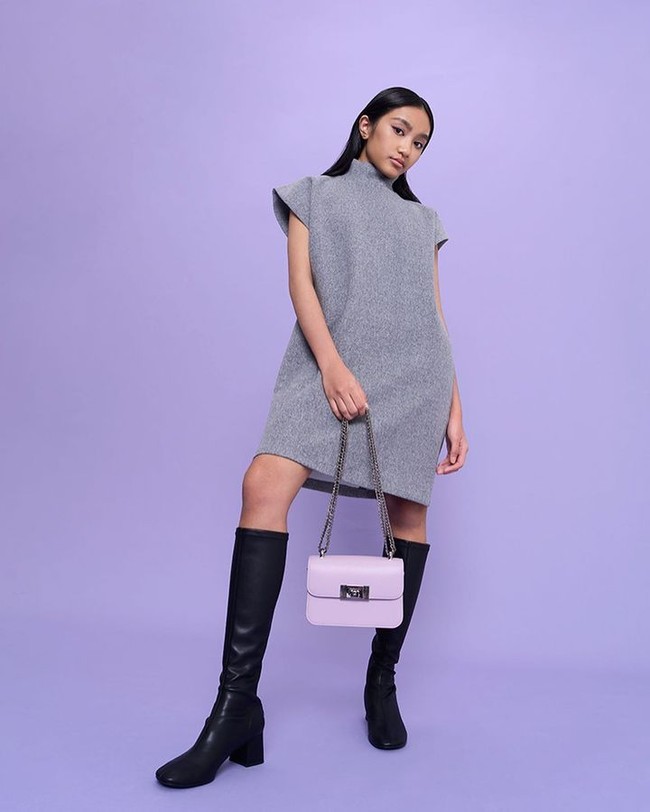 Dalam foto, Zoe terlihat menawan mengenakan dress abu-abu yang dipadukan dengan boots hitam. Meski baru pertama kali memperagakan sebuah produk fashion, gadis keturunan Filipina itu terlihat cukup pandai berpose bahkan cocok jadi model.Wanita seperti bunga, waktu dan kebutuhan kita untuk tumbuh mungkin tidak selalu sama tapi itu tidak apa-apa. Kita seperti kebun popi dan danau teratai, beragam dan mencolok dengan perbedaan dan kecantikan kita dalam cara yang berbeda. Pada Hari Wanita Internasional kali ini, ayo rayakan dengan kasih sayang, tulisnya tentang Hari Wanita Internasional. Foto: Instagram @zoeaaleah