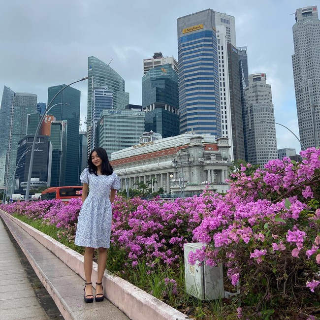 Ketika kami pertama kali pindah ke Singapura, setiap kami lewat sebuah toko, orang tuaku akan bilang lain kali, tapi lain kali tidak pernah datang,Komentarmu sangat menjelaskan betapa tidak pedulinya kamu karena kekayaanmu. Bagimu, tas $80 (Rp 924 ribu) mungkin bukan mewah tapi untukku dan keluargaku, itu mahal. Aku sangat bersyukur ayahku mau membelikannya untukku. Dia bekerja sangat keras untuk mendapatkan uang itu, ujarnya. Foto: Instagram/TikTok Zoe Gabriel