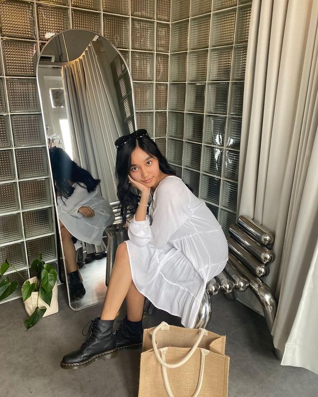 Wajah Zoe Gabriel pun terpampang dalam postingan Instagram Charles & Keith baru-baru ini selagi berpose dengan tas keluaran terbaru dari brand Singapura itu. Bersanding dengan artis dan influencer lain, Zoe memperagakan produk yang dirilis dalam rangka Hari Wanita International. Dalam postingan, Zoe yang ditunjuk sebagai brand community ambassador juga menuliskan pesannya kepada sesama wanita. Foto: Instagram/TikTok Zoe Gabriel
