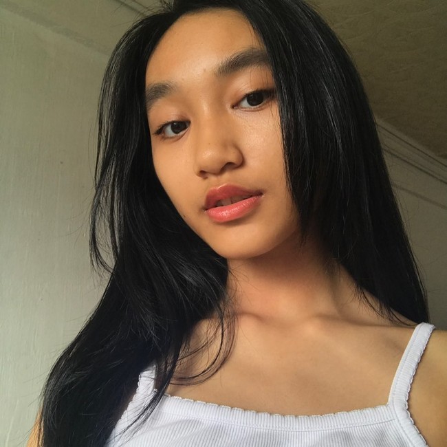 Zoe kemudian bercerita mengenai kehidupan ekonomi keluarga yang tidak begitu baik. Karena itu, ia senang ketika bisa dibelikan tas C&K. Uang adalah topik yang membuatku paling tidak nyaman untuk bicarakan. Dan itu karena aku tumbuh dengan tidak punya banyak (uang), keluargaku tidak punya banyak. Kami tidak bisa beli barang sesederhana roti dari Breadtalk, Foto: Instagram/TikTok Zoe Gabriel