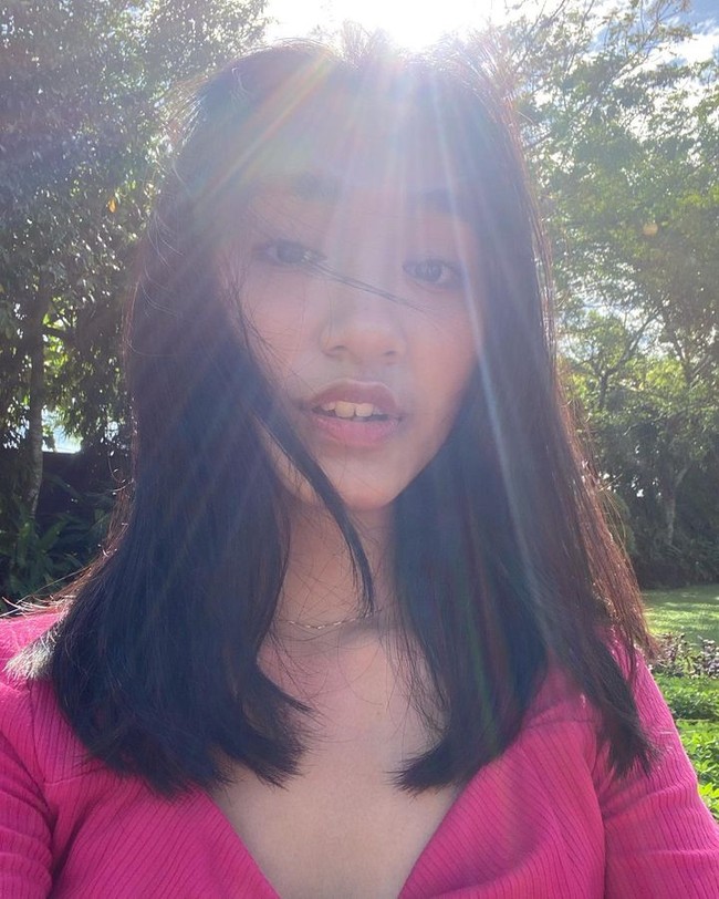 Komentarmu sangat menjelaskan betapa tidak pedulinya kamu karena kekayaanmu. Bagimu, tas $80 (Rp 924 ribu) mungkin bukan mewah tapi untukku dan keluargaku, itu mahal. Aku sangat bersyukur ayahku mau membelikannya untukku. Dia bekerja sangat keras untuk mendapatkan uang itu, ujarnya.Foto: Instagram @zoeaaleah