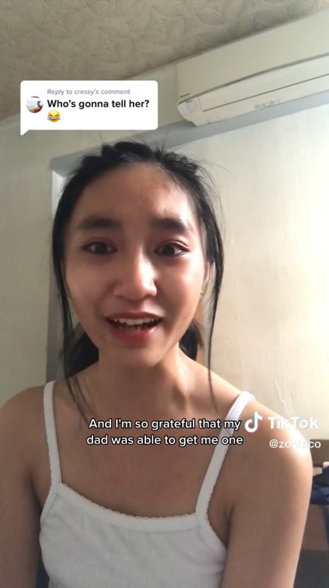 Siapa yang akan beri tahu dia? (kalau C&K bukan brand mewah)? Kalau begitu, sepertinya tas Uniqlo juga termasuk mewah, Aku mengerti kamu datang dari keluarga sederhana tapi menyebut C&K sebagai brand mewah itu keterlaluan, tulis netizen. Foto: Instagram/TikTok Zoe Gabriel