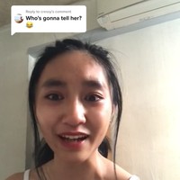 Siapa yang akan beri tahu dia? (kalau C&K bukan brand mewah)? Kalau begitu, sepertinya tas Uniqlo juga termasuk mewah, Aku mengerti kamu datang dari keluarga sederhana tapi menyebut C&K sebagai brand mewah itu keterlaluan, tulis netizen. Foto: Instagram/TikTok Zoe Gabriel