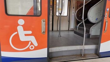 Bagaimana menurut kalian detikers. Kok akses disabilitasnya begitu? Foto: Bored Panda.