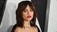 Ini merupakan karpet merah kedua Jenna Ortega buat franchise Scream. (Foto: AFP via Getty Images/ANGELA WEISS)