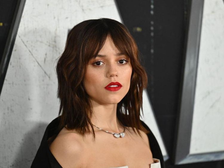 Bibir Merah Merona Jenna Ortega