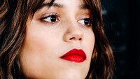 Sang aktris tampil menawan dengan lipstik merah merona. (Foto: Variety via Getty Images/Nina Westervelt)