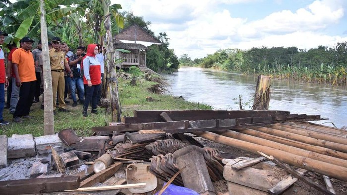 Bupati Sukoharjo Etik Suryani saat meninjau lokasi abrasi di Desa Dalangan, Kecamatan Tawangsari, Kabupaten Sukoharjo, Selasa (7/3/2023)