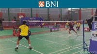 Allong Ardian, juara BNI Sirnas A 2023 di Bandung dan BNI Sirnas B 2023 di Batam, juga bermain pada hari ini. Ia menang 21-15, 21-14 melawan Mark Jayprakash. Foto: Putra Rusdi/detikcom