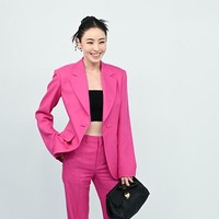 Tak kalah memesona. Lee Da Hee menghadiri Chloé Womenswear Fall Winter 2023-2024 show. Bintang drama Korea Island itu memakai busana bernuansa pink dan hitam. Foto: WWD via Getty Images/Swan Gallet