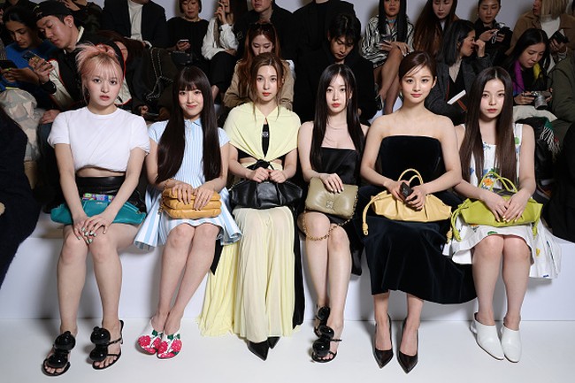 Grup KPop NMIXX hadir sebagai global ambassador di Loewe Womenswear Fall Winter 2023-2024 show. Salah satu personelnya Lily jadi sorotan karena tampil beda tanpa dress. Foto: Getty Images for Loewe/Pascal Le Segretain
