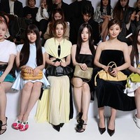 Grup KPop NMIXX hadir sebagai global ambassador di Loewe Womenswear Fall Winter 2023-2024 show. Salah satu personelnya Lily jadi sorotan karena tampil beda tanpa dress. Foto: Getty Images for Loewe/Pascal Le Segretain