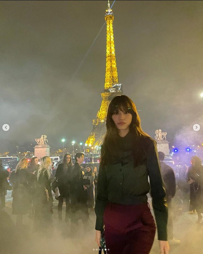 Beda dari yang lain. Jeon Jong Seo tampil di Off-White Fall 2023 Ready To Wear Runway Show membawa gandengan. Dia hadir bersama pacar sutradaranya Lee Chung Hyeon. Foto: Instagram