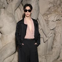 Satu lagi artis Korea yang menjadi tamu spesial Saint Laurent. Mark Tuan GOT7 hadir memakai atasan v-neck dibalut setelan trench coat Penampilannya dilengkapi dengan kacamata hitam. Foto: WWD via Getty Images/Swan Gallet