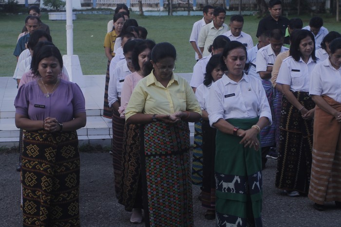Sejumlah aparat sipil negara (ASN) Dinas Pendidikan dan Kebudayaan NTT berjoget bersama sebelum masuk kantor saat penerapan kebijakan ASN masuk kantor jam 05.30 WITA di Kota Kupang, NTT, Selasa (7/3/2023). Setelah menerapkan kebijakan aktivitas sekolah dimulai pukul 05.30 WITA, kini Pemprov NTT menerapkan kebijakan masuk kantor bagi ASN pada jam yang sama khususnya bagi ASN Dinas Pendidikan dan Kebudayaan NTT. ANTARA FOTO/Kornelis Kaha/YU