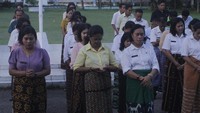 Sejumlah aparat sipil negara (ASN) Dinas Pendidikan dan Kebudayaan NTT menggelar doa bersama sebelum masuk kantor saat penerapan kebijakan ASN masuk kantor jam 05.30 WITA di Kota Kupang, NTT, Selasa (7/3/2023).