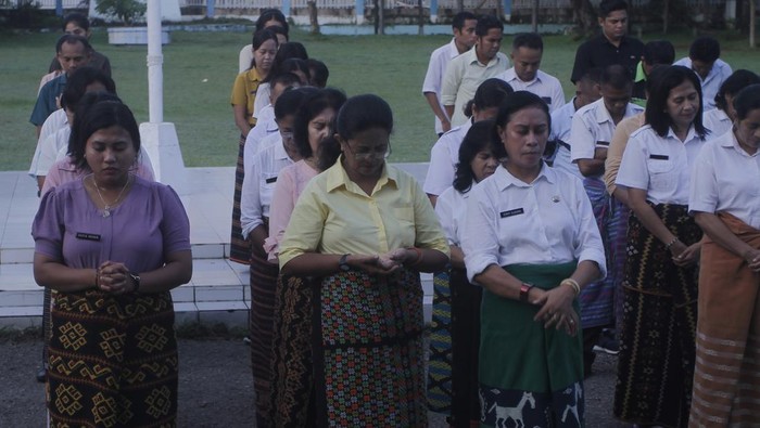 Sejumlah aparat sipil negara (ASN) Dinas Pendidikan dan Kebudayaan NTT berjoget bersama sebelum masuk kantor saat penerapan kebijakan ASN masuk kantor jam 05.30 WITA di Kota Kupang, NTT, Selasa (7/3/2023). Setelah menerapkan kebijakan aktivitas sekolah dimulai pukul 05.30 WITA, kini Pemprov NTT menerapkan kebijakan masuk kantor bagi ASN pada jam yang sama khususnya bagi ASN Dinas Pendidikan dan Kebudayaan NTT. ANTARA FOTO/Kornelis Kaha/YU