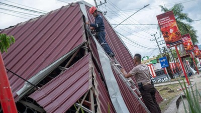 Atap Kantor Telkom di Kendari Rusak Gegara Angin Puting Beliung