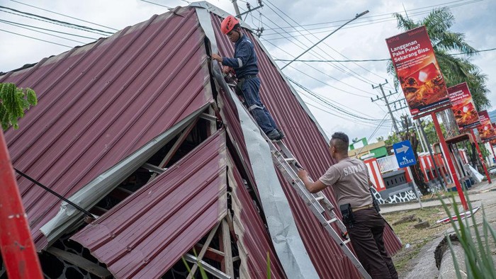 Atap Kantor Telkom di Kendari Rusak Gegara Angin Puting Beliung Cuaca ekstrem melanda Sulawesi Tenggara pada Senin (6/3). Salah satunya Kantor PT Telkom di Kendari yang mengalami kerusakan imbas angin puting beliung.