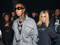 Kisah Cinta Avril Lavigne: Cerai 2 Kali, Batal Nikah, Kini Ciuman dengan Tyga Kisah Cinta Avril Lavigne: Cerai 2 Kali, Batal Nikah, Kini Ciuman dengan Tyga