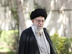 Khamenei: Komandan Dibunuh Tak Akan Bikin Hizbullah Bertekuk Lutut