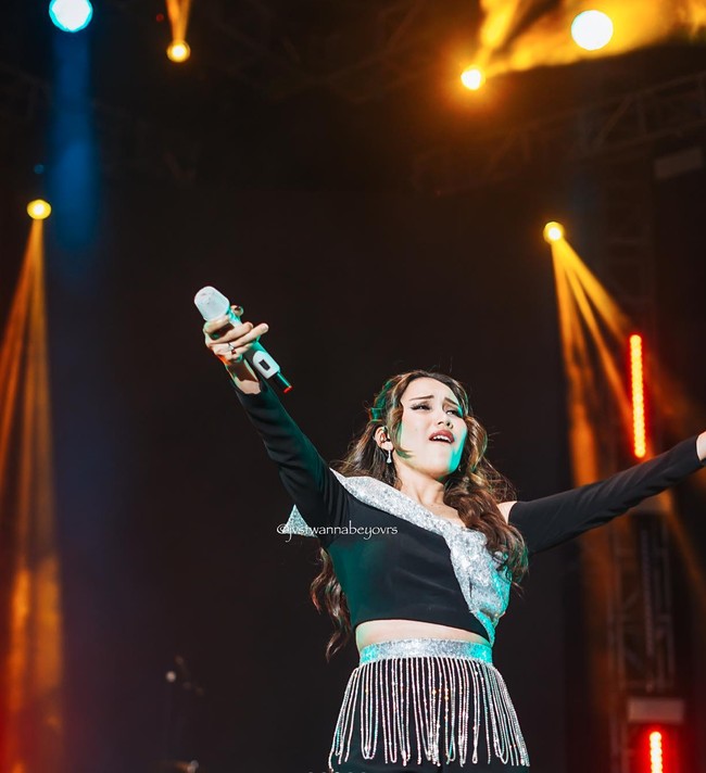 Ayu Ting Ting belakangan memang terlihat kerap bergaya ala Korea. Ditambah dengan wajahnya yang cantik dan tubuhnya yang langsing, tak sedikit yang memuji dan menyebutnya mirip dengan idol KPop. Foto: Instagram/@ayutingting92