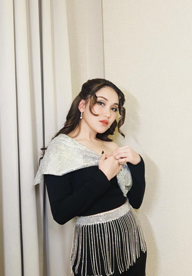 Walaupun disebut meniru gaya Jennie BLACKPINK namun penampilan Ayu Ting Ting banjir pujian. Tak sedikit yang memuji kecantikannya. Foto: Instagram/@ayutingting92