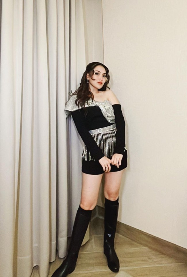 Dengan rambut panjang yang dikeriting dan diikat setengah, penampilan Ayu Ting Ting jadi makin terlihat menawan. Riasan wajah yang tak berlebihan juga semakin memancarkan pesona Ayu. Foto: Instagram/@ayutingting92