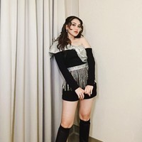 Dengan rambut panjang yang dikeriting dan diikat setengah, penampilan Ayu Ting Ting jadi makin terlihat menawan. Riasan wajah yang tak berlebihan juga semakin memancarkan pesona Ayu. Foto: Instagram/@ayutingting92