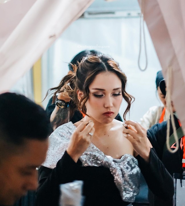 Dalam foto yang diunggah Ayu ke akun Instagramnya terlihat ibu satu orang anak itu mengenakan kaos lengan panjang berpotongan sabrina berwarna hitam yang dipadukan dengan celana pendek senada. Baju yang dikenakannya itu dipercantik dengan aksen seperti pita yang cukup besar pada bagian dadanya dan rumbai berwarna silver di bagian pinggangnya. Foto: Instagram/@ayutingting92