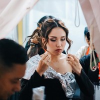 Dalam foto yang diunggah Ayu ke akun Instagramnya terlihat ibu satu orang anak itu mengenakan kaos lengan panjang berpotongan sabrina berwarna hitam yang dipadukan dengan celana pendek senada. Baju yang dikenakannya itu dipercantik dengan aksen seperti pita yang cukup besar pada bagian dadanya dan rumbai berwarna silver di bagian pinggangnya. Foto: Instagram/@ayutingting92