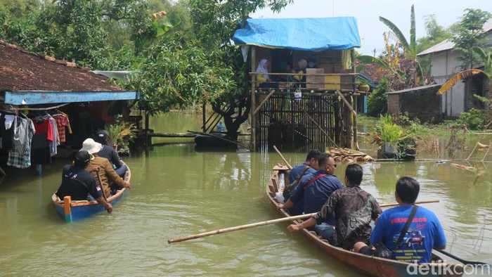 Banjir di Ngastorejo, Jakenan, Pati, warga memilih tinggal di gubuk atas pohon. Foto diunggah Selasa (7/3/2023).