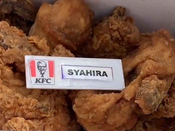 Beli Makanan, Orang-orang Ini Malah Dapat 'Bonus' Tak Terduga