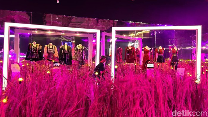 Sejumlah pengunjung melihat barang koleksi girl band asal korea Blackpink di Pop Up & Exhibition, Mal Senayan Park, Jakarta, Selasa (7/3/2023).