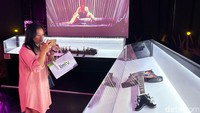 Di dalam lokasi, Blink bisa melihat gitar asli yang dipakai Rose di MV Pink Venom.