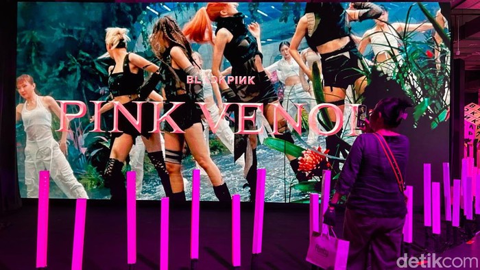 Blink Merapat! Pameran Pop Up Store Blackpink Hadir Nih di Jakarta Sejumlah pengunjung melihat barang koleksi girl band asal korea Blackpink di Pop Up & Exhibition, Mal Senayan Park, Jakarta, Selasa (7/3/2023).