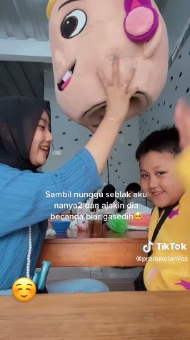 Netizen Ini Traktir Bocah Badut Makan Seblak