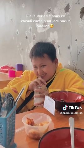 Netizen Ini Traktir Bocah Badut Makan Seblak